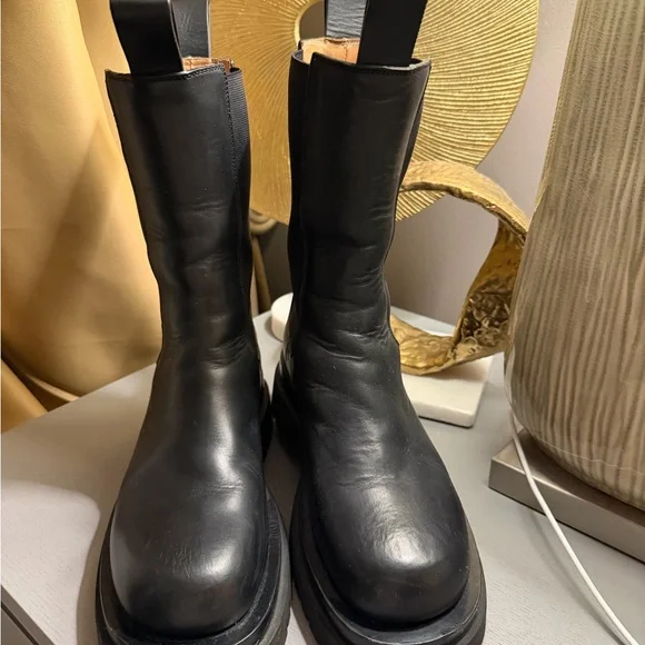 Bottega Veneta Black Leather Ankle Boots - Picture 2 of 6